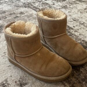 Kids Uggs size 1